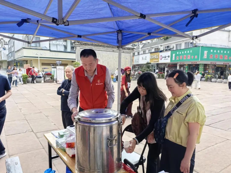 人人都是迎客松