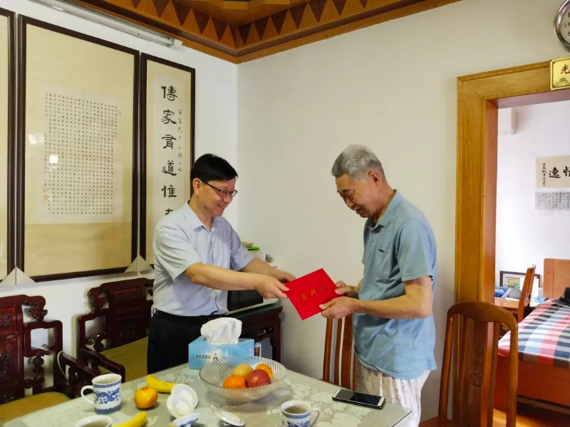 市直机关工委开展“七一”走访慰问
